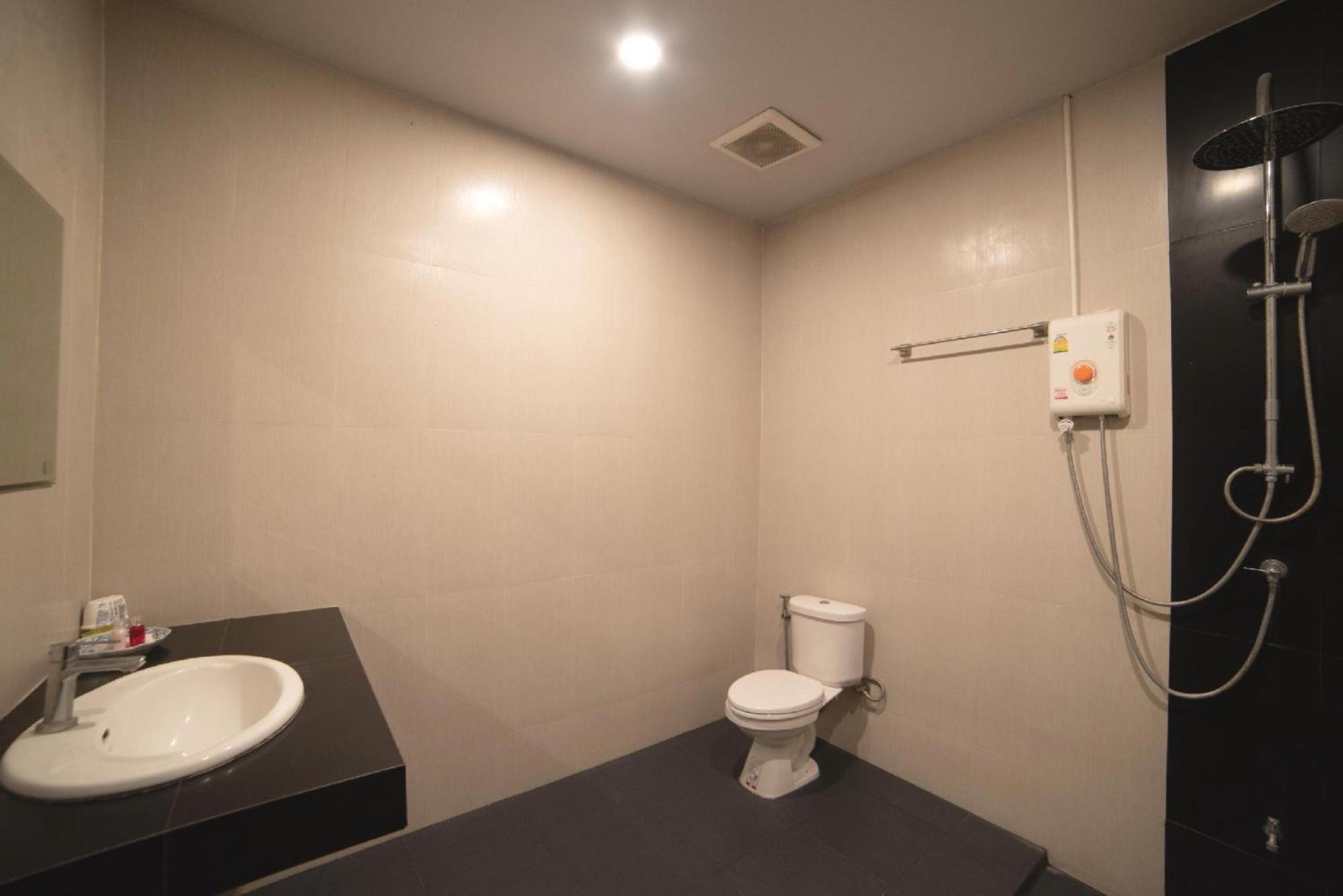 Oyo 465 Krung Kao Traveller Lodge Αγιουτάγια Εξωτερικό φωτογραφία
